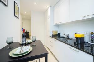 una cocina con 2 copas de vino en una mesa en Design-Apartment - Central - Kitchen - self Check-In, en Basilea