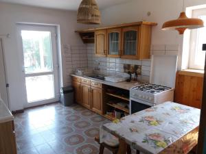 Kuchyňa alebo kuchynka v ubytovaní Badacsonyi Lugas apartmanok