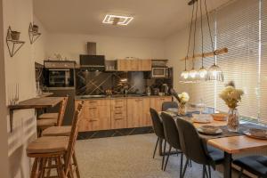 een keuken en eetkamer met een tafel en stoelen bij Bibo City Apartment in Bielefeld