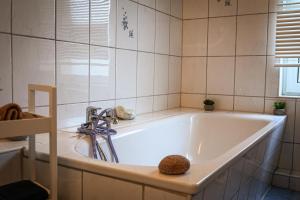 een bad met een kraan in de badkamer bij Bibo City Apartment in Bielefeld +24 foto's