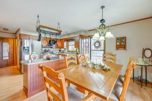Η κουζίνα ή μικρή κουζίνα στο Mtn-View Home with Game Room in Franklin!