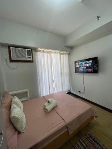 Uma televisão e/ou sistema de entretenimento em Verdon Parc Davao City with Balcony by darpm
