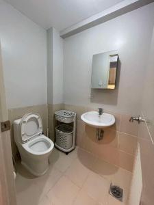 Uma casa de banho em Verdon Parc Davao City with Balcony by darpm