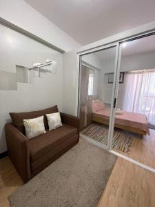 Uma área de estar em Verdon Parc Davao City with Balcony by darpm