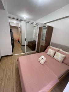 Uma cama ou camas num quarto em Verdon Parc Davao City with Balcony by darpm