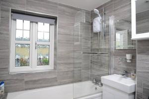 a bathroom with a tub and a sink and a shower at Southampton West With Workspace And Fast Internet in Southampton +19 photos