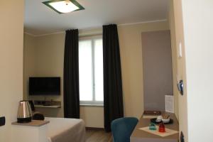 una camera d'albergo con letto e finestra di Locanda Ai Due Orsi a Milano