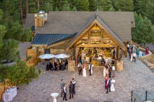 un gruppo di persone in piedi fuori da un edificio di The Cottages - Golf, Pool, Play - 2-Bedroom a Truckee Altre 37 foto