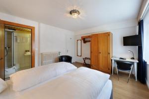 Letto o letti in una camera di Hotel Dischma