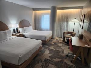 Кровать или кровати в номере Miami International Airport Hotel