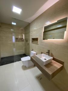 ポルラマルにあるApartamento Vacacional - Vista al Mar - Petalo 2 Piso 4の洗面台とトイレ付きのバスルーム
