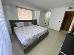ポルラマルにあるApartamento Vacacional - Vista al Mar - Petalo 2 Piso 4の部屋の中に大きなベッドがある寝室