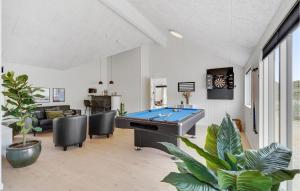 ein Wohnzimmer mit einem Billardtisch darin in der Unterkunft Amazing Home In Hvide Sande With Sauna in Bjerregård