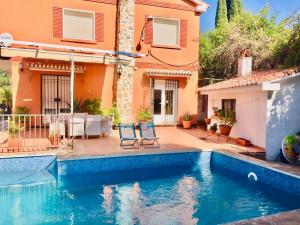 Bazén v ubytovaní VIlla Huetor con piscina privada alebo v jeho blízkosti