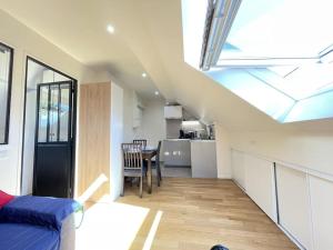 a living room and kitchen with a skylight in a house at N5 Appart Jouy proche HEC RER C in Jouy-en-Josas