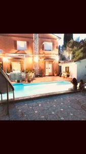 Bazén v ubytovaní VIlla Huetor con piscina privada alebo v jeho blízkosti