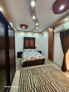 Postel nebo postele na pokoji v ubytování Abeer Suites 5