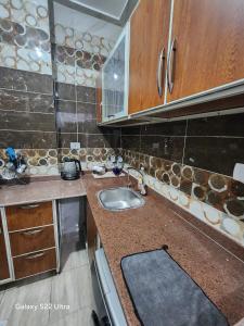 Kuchyň nebo kuchyňský kout v ubytování Abeer Suites 5