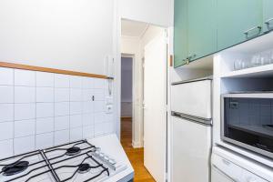 Una cocina o kitchenette en GuestReady - Paris Escape with Eiffel Views