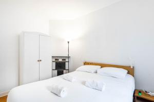 Una cama o camas en una habitación de GuestReady - Paris Escape with Eiffel Views