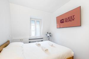 Una cama o camas en una habitación de GuestReady - Paris Escape with Eiffel Views