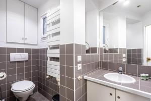 Un baño de GuestReady - Paris Escape with Eiffel Views