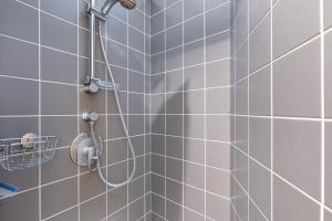 Un baño de GuestReady - Paris Escape with Eiffel Views