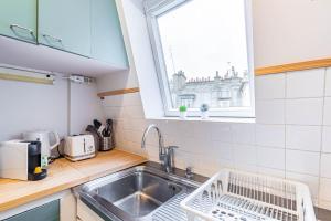 Una cocina o kitchenette en GuestReady - Paris Escape with Eiffel Views