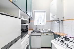Una cocina o kitchenette en GuestReady - Paris Escape with Eiffel Views