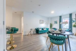 un soggiorno con tavolo e sedie verdi di 2 bedroom 2 bath Suite, Near American Dream and The Airport, Free Parking, King Bed and 2 Queen Beds, Washer and Dryer a Orange