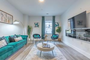 un soggiorno con divano e sedie verdi di 2 bedroom 2 bath Suite, Near American Dream and The Airport, Free Parking, King Bed and 2 Queen Beds, Washer and Dryer a Orange