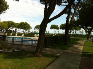 a park with a pool and trees and a sidewalk at RESIDENCE GARDEN -WALTERIGATO Apartments SOLO PER FAMIGLIE in Lido di Jesolo