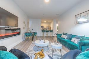 un soggiorno con un divano blu e dei tavolini di 2 bedroom 2 bath Suite, Near American Dream and The Airport, Free Parking, King Bed and 2 Queen Beds, Washer and Dryer a Orange