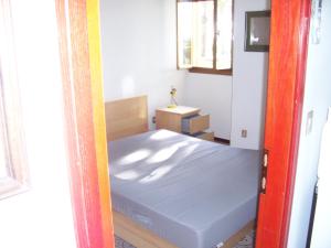 um pequeno quarto com uma cama num quarto em RESIDENCE GARDEN -WALTERIGATO Apartments SOLO PER FAMIGLIE em Lido di Jesolo