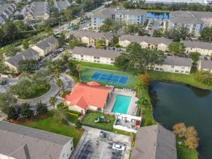 Bazén v ubytování The Galactic Getaway, 3Bed, 2Bath Apartment, Free Parking, Heated Pool nebo v jeho okolí