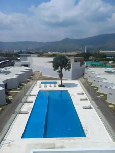 YumboHotel las Olas Yumbo的建筑物屋顶游泳池的图像