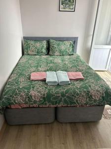 Una cama en un dormitorio con dos toallas. en Üsküdar - Venüs home - Sakin Konaklama, en Estambul