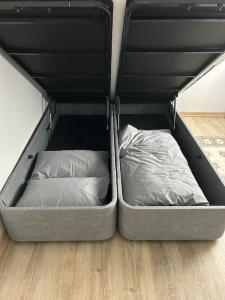 1 cama con 2 colchones en el suelo de madera en Üsküdar - Venüs home - Sakin Konaklama, en Estambul