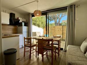 Una cocina y un comedor con mesa y sillas. en Studio 4 couchages ARGELES SUR MER AR590-510, en Argelès-sur-Mer