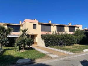 una casa grande con árboles delante de ella en Studio 4 couchages ARGELES SUR MER AR590-510, en Argelès-sur-Mer