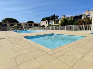 una gran piscina en un patio con una valla en Studio 4 couchages ARGELES SUR MER AR590-510, en Argelès-sur-Mer