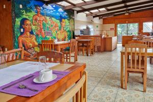 Un restaurante u otro lugar para comer en KeuhenuaEcoHostal 47 fotos más