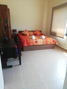 una camera da letto con un letto con due asciugamani sopra di Dream Valley حلم الوادي a Sirjbāl