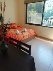 una camera da letto con un letto e una grande finestra di Dream Valley حلم الوادي a Sirjbāl