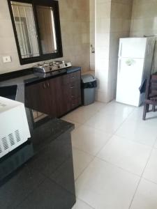 una cucina con lavello e frigorifero di Dream Valley حلم الوادي a Sirjbāl Altre 10 foto