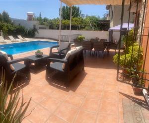 Bazén v ubytovaní VIlla Huetor con piscina privada alebo v jeho blízkosti
