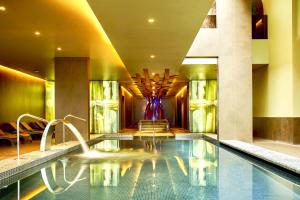 卡列塔Saccharum - Resort and Spa - Savoy Signature的一座游泳池,位于酒店带建筑的房间内