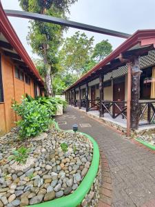 多米尼克第乌瓦克酒店的一座带岩石花园的建筑的庭院