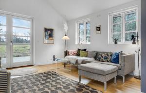 Un lugar para sentarse en Cozy Home In Grenaa With Wifi