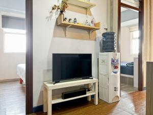 TV a/nebo společenská místnost v ubytování BEST View 2BR Apt Pluit with Pool WiFi & Netflix by 2ndHome